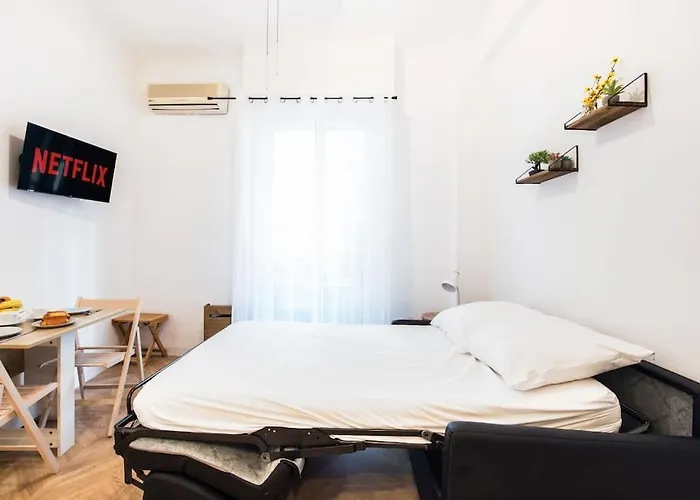 - - Superbe Studio Avec Balcon - Nice Centre - -