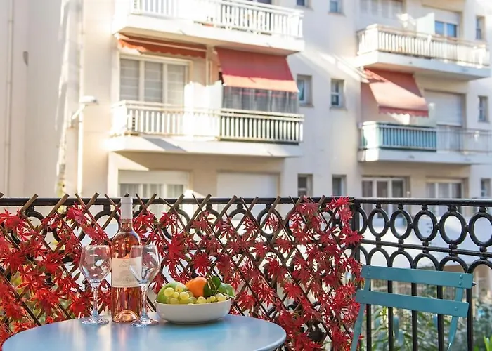 - - Superbe Studio Avec Balcon - Nice Centre - -